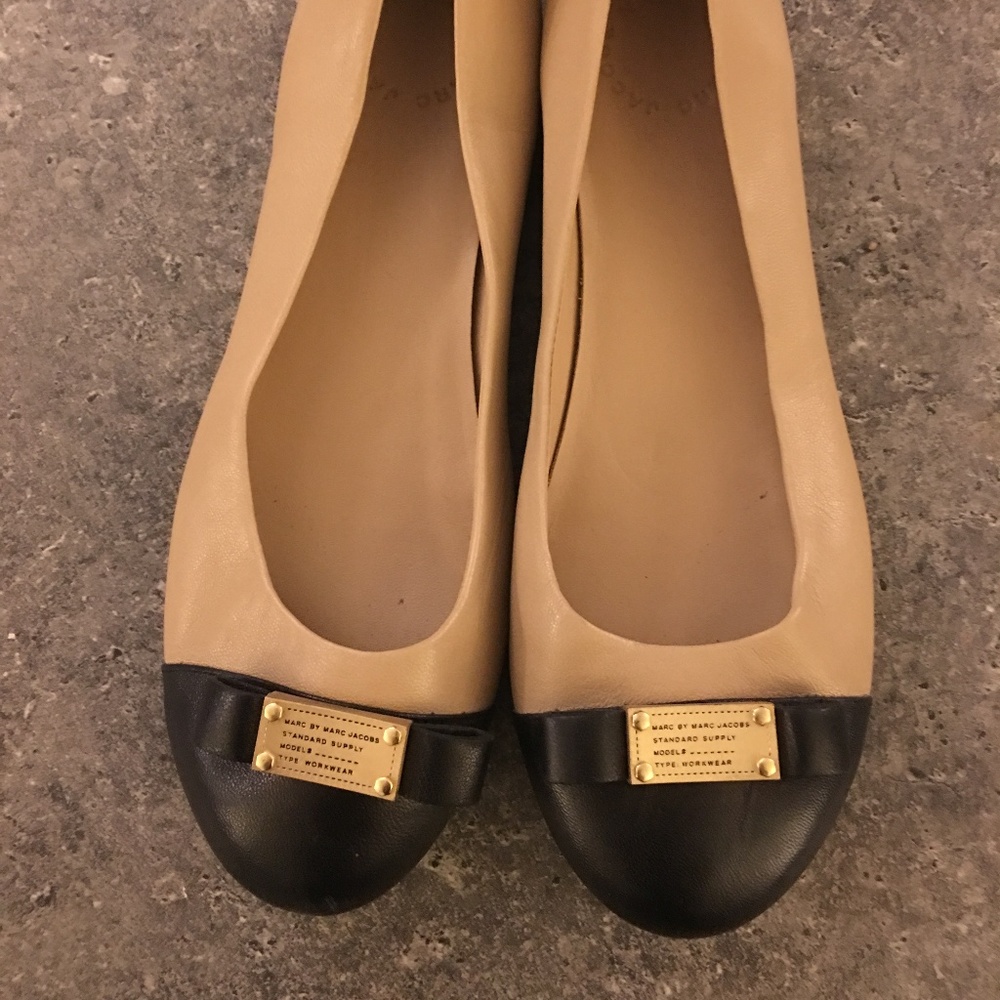 Marc Jacobs Tuxedo Logo Plaque Size 8 Flats